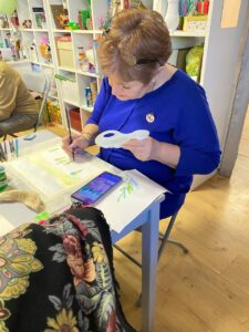 Подробнее о статье Мастер — класс по изобразительному искусству для участников клуба «Активное долголетие»