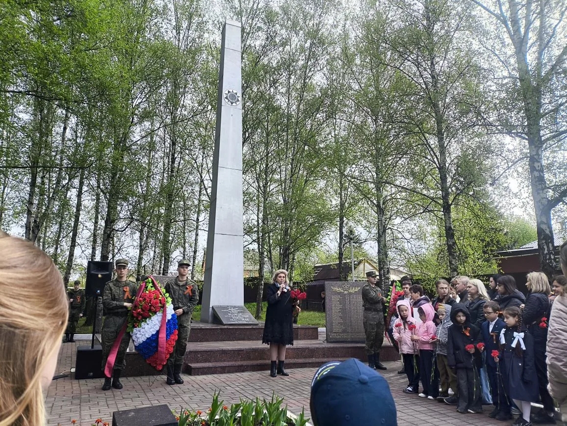 Вы сейчас просматриваете Торжественное возложение цветов и венков в муниципальном округе Чехов